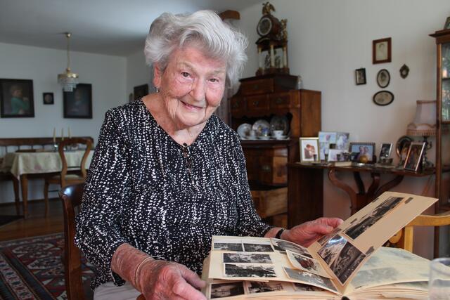Dorothea Vogel blättert in Erinnerungen an ihre Kindheit am Attersee. Besondere Erlebnisse schreibt sie auch gerne nieder. 