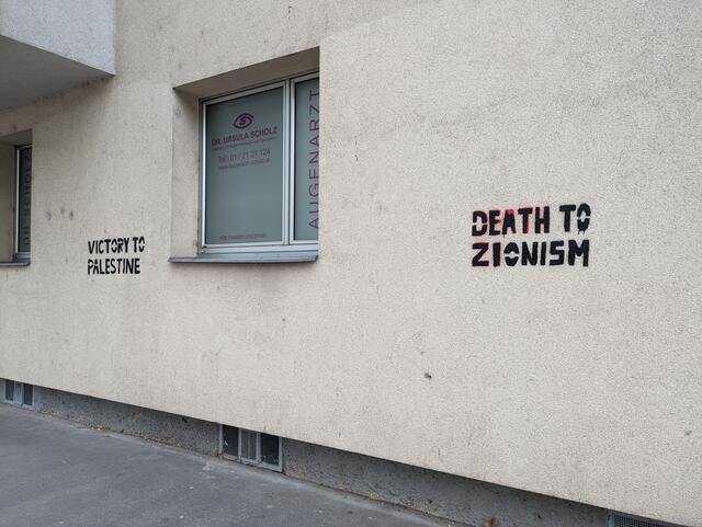 Antisemitische Sprüche fanden sich Donnerstagmorgen an mehreren Häusern in der Leopoldstadt. | Foto: privat