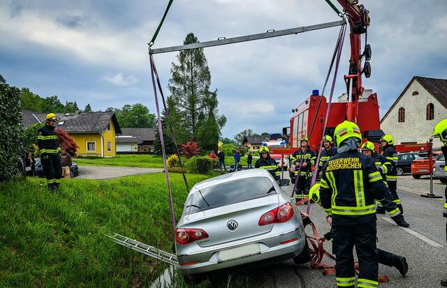 Mithilfe eines Bergekrans konnte das Unfallfahrzeug aus dem Bach gehoben werden. | Foto: FF Mooskirchen