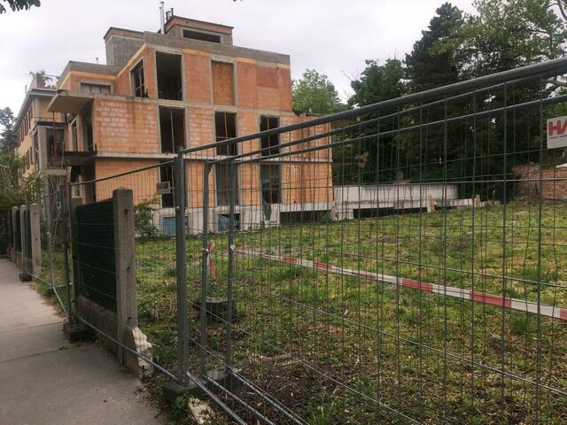 Über eine "Zusammenlegung" mit dem Nachbargrundstück ist derzeit nichts bekannt. | Foto: Lisa Kammann