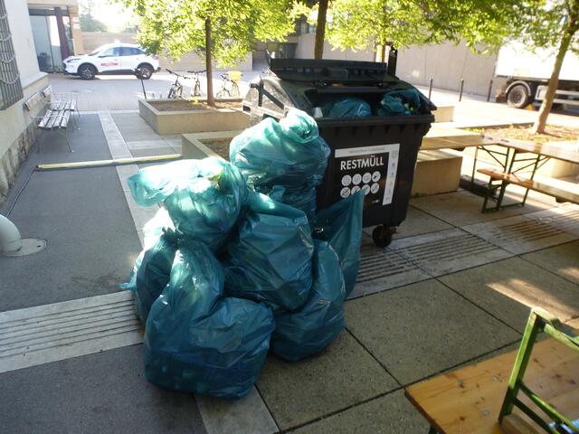 Preisfrage:
Was befindet sich in den Müllsäcken?