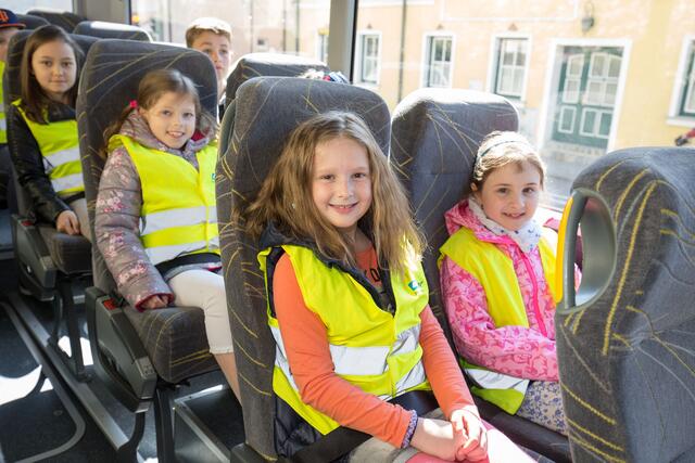 Die Schülerinnen und Schüler der Volksschule Suben trainierten adäquates und sicheres Verhalten auf dem Weg von und zur Haltestelle, im Bereich der Haltestelle selbst und im Schulbus.  | Foto: KFV/APA-Fotoservice/Juhasz