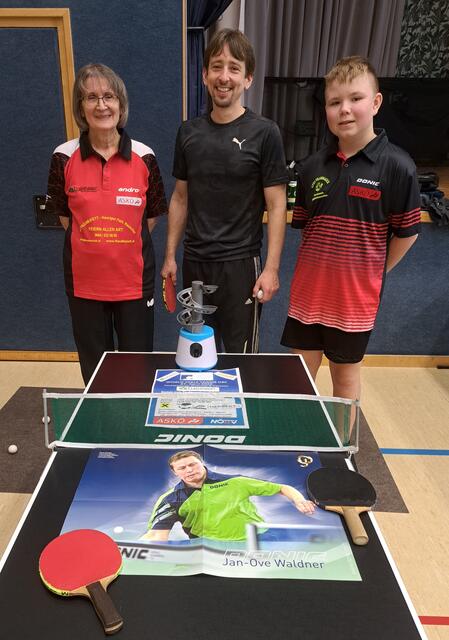 Renate Ast, Bernhard Gradl, Jonas Koller beim Minitisch 