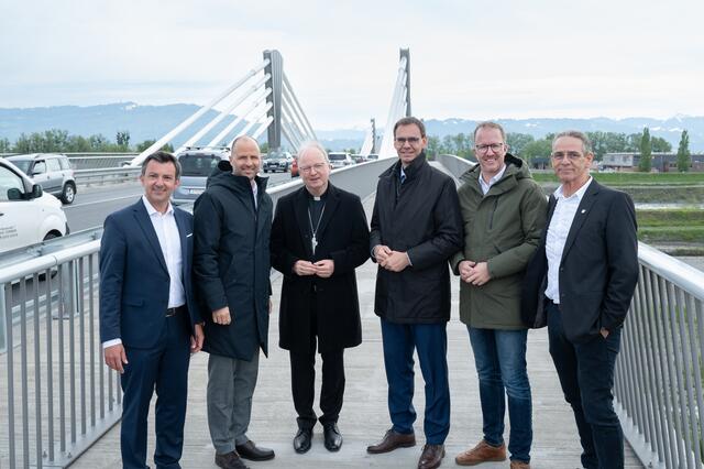 Von links: Bürgermeister Martin Staudinger, LR Marco Tittler, Bischof Benno Elbs, LH Markus Wallner, LR Christian Gantner und Bürgermeister Peter Böhler  | Foto: VLK/A. Serra 