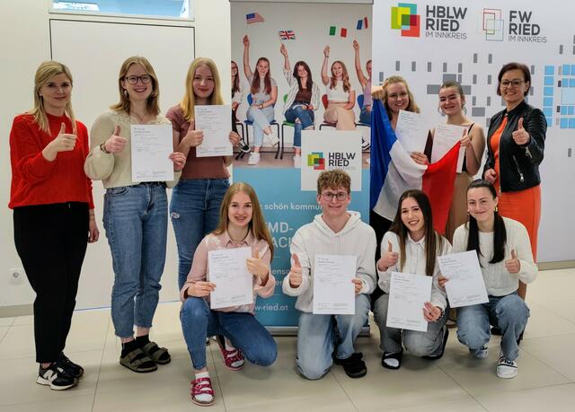 Nicole Seidl (Französisch-Professorin), Direktorin Margit Parzer (rechts) mit den erfolgreichen Schüler*innen