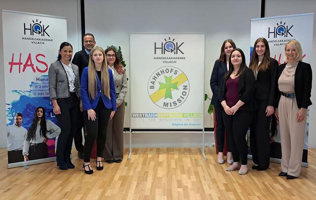 Die Beteiligten beim Auftakt des Info-Workshops und bei den Präsentationen | Foto: HAK Villach 