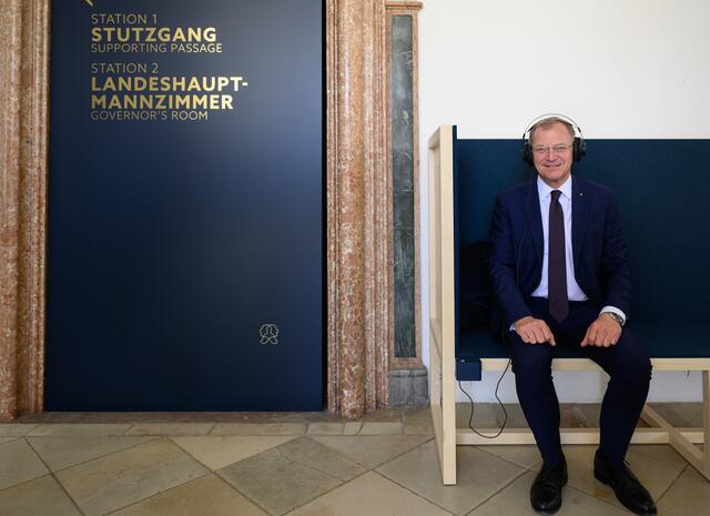 Landeshauptmann Thomas Stelzer erlebt die neue Ausstellung akustisch. | Foto: fotokerschi.at/Kerschbaummayr