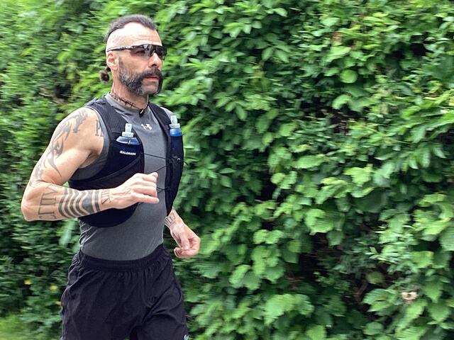 "Eigentlich bin ich gar kein Läufer", sagt Stefan Pree von sich selbst und hat dennoch die wahnwitzige Idee auf den Weg gebracht, anlässlich des 100-Jahrjubiläums der Caritas 100 Kilometer am Stück laufend abzuspulen.  | Foto: Privat