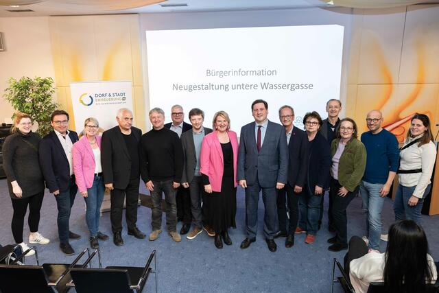 GR Patrizia Wolkerstorfer, StR Herbert Dopplinger, GR Judith Händler, StR Hans Hornyik, Wolfgang Grill, GR Claus Grünwald, Baudirektor Michael Madreiter, Vizebürgermeisterin Helga Krismer, Bürgermeister Stefan Szirucsek, GR Helmut Hofer-Gruber, GR Gerlinde Brendinger, Stadtgartendirektor Andreas Kastinger, GR Sabine Macha, GR Christian Ecker und StR Petra Haslinger. | Foto: 2024psb/c.kollerics