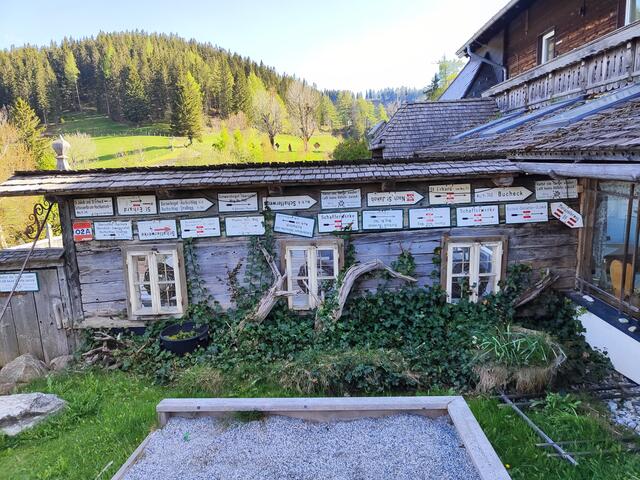 ausgediente Wanderhinweistafeln... | Foto: I.Wozonig