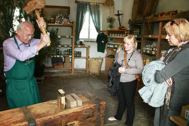 Das war 2014: Der Kernölmüller und Gründungsvater der "Steirischen Ölspur" Gernot Becwar in Aktion an der Ölkuh in Herbersdorf. | Foto: Fürbass