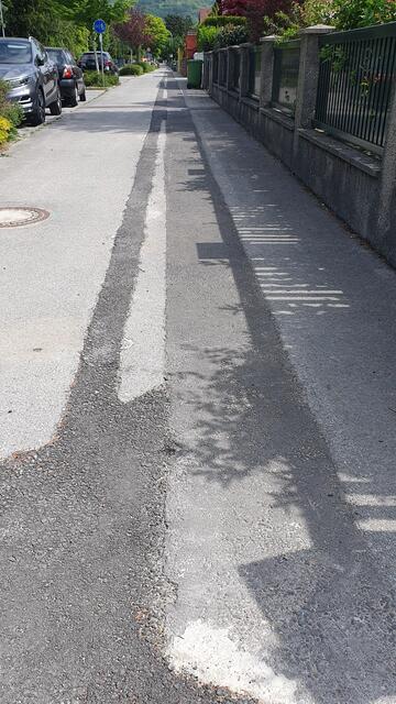 Zwei Künetten in der Paul Gusel Straße. Zuerst die breitere, gegraben von Leyrer und Graf für A1, und als diese wieder zu und alles fertig war, wurde von der Fa. Welharticky daneben die schmale gegraben für speed connect.  | Foto: privat