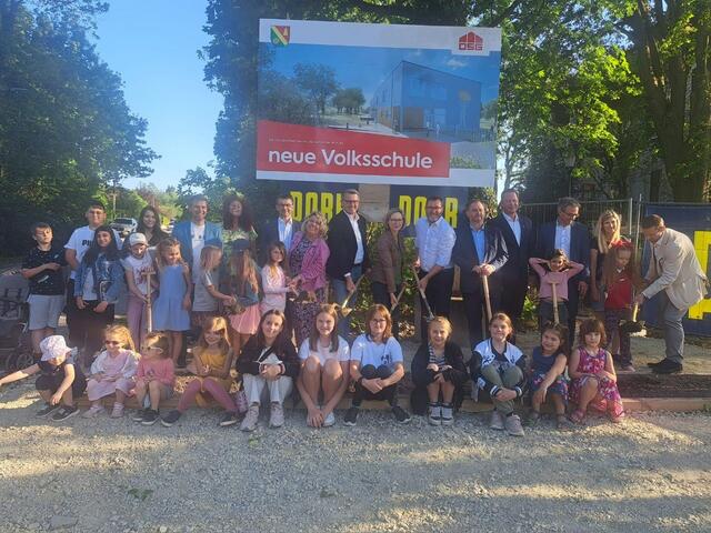 Klubobmann Roland Fürst, Bezirksparteiobmann Thomas Hoffmann, Bürgermeister Christian Wöhl, Vize-Bürgermeisterin Sandra Puntigam, Jürgen Neuwirth von der Bildungsdirektion, Architekt Norbert Reithofer, Porr-Chef Klaus Tremmel, OSG-Obmann-Stv. und Bauleiter Rainer Wallner und OSG-Obmann Alfred Kollar mit Kindern der Volksschule Hirm beim Spatenstich. | Foto: OSG