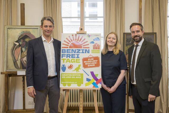 Im Museum "Kunst der Verlorenen Generation" wurden die Benzinfrei-Tage 2024 präsentiert. V. l. n. r.: Johannes Gfrerer (Geschäftsführer der Salzburger Verkehrsverbund GmbH), Marie-Christin Gebhardt (Stv. Leitung Museum Kunst der Verlorenen Generation) und Landeshauptmann-Stellvertreter Stefan Schnöll. | Foto: Salzburg Verkehr/Neumayr/Leo