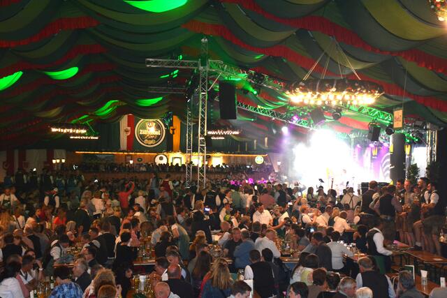 Rund 2.000 Gäste strömten am Donnerstag zum Gauder Fest Auftakt ins Festzelt, um den Beginn der Feierlichkeiten zu erleben.

 | Foto: Zillertal Bier