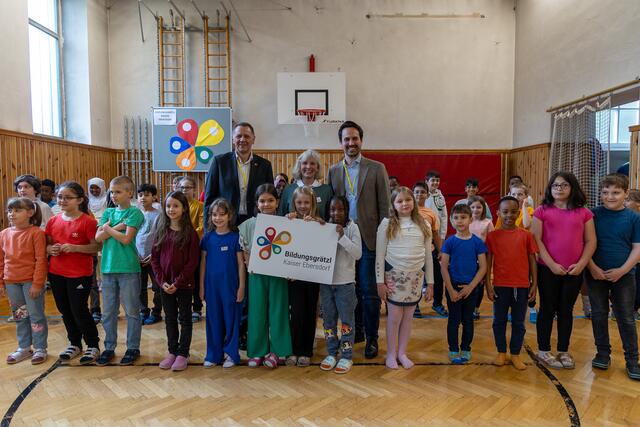 Bezirkschef Thomas Steinhart (SPÖ), Initiatorin und Direktorin Silvia Beck und Vizebürgermeister Christoph Wiederkehr (Neos) feierten gemeinsam mit den Kindern die Eröffnung des Bildungsgrätzl.  | Foto: Stadt Wien/ Lukas Fuchs