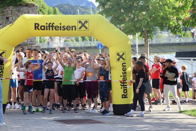Kurz vor 17:30 versammelten sich alle Läufer hinter der Startlinie, die gleichzeitig auch die Ziellinie darstellte.  | Foto: Nimpf