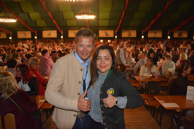 Ferdinand Lechner, Obmann des Tourismusverbandes Zell am Ziller, gemeinsam mit den Tina Rieser-Winkler (Geschäftsführerin von Radio U1 Tirol).

 | Foto: Zillertal Bier