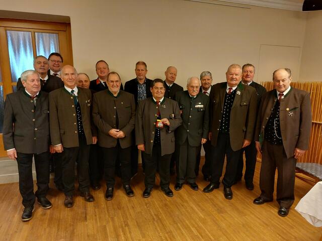 von links: Kassier Ewald Magnet, Obmann-StV Johann Umschaden, Schriftführer Michael Schüßler, Bezirksobmann Willi Freitag, OStV Dieter Ellersdorfer, FF-Kdt. Fischering Günther Graf, Sandor Kiss, GR Matthias Furian, geschäftsführender Obmann Klaus Grassler, ÖKB Weißkirchen - Albin Tröger, Obmann Bruderverband Frauenberg Anton Ortner, Ehrenobmann Reinhard Ganster, Obmann (nicht amtsführend) Leopold Graf, Obmann Bruderverband Voitsberg Günter Salmutter, OStV Max Zechner. | Foto: Privat