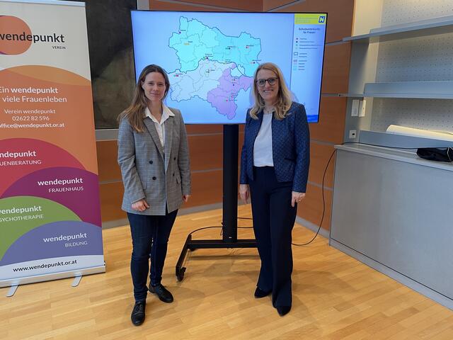  Landesrätin Ulrike Königsberger-Ludwig und Elisabeth Cintal (Geschäftsleiterin Wendepunkt und Vorständin des Netzwerk Österreichischer Frauen) präsentieren das neue Angebot. | Foto: Tanja Handlfinger