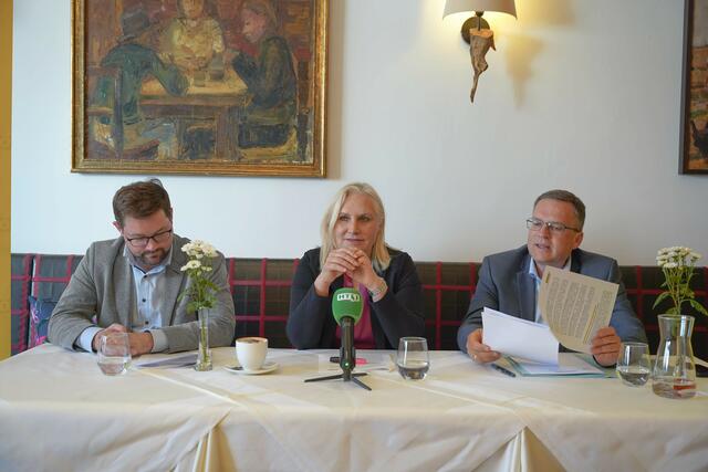 Die OÖVP präsentierte in Schärding ihr Wahlprogramm und Spitzenkandidatin Angelika Winzig (Mitte). Weiters am Bild OÖVP-Landesgeschäftsführer Florian Hiegelsberger (l.) und Bezirksparteiobmann August Wöginnger. | Foto: OÖVP