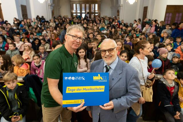 Musikschul-Leiter Alexander Cachée und GR Leopold Habres sind davon überzeugt: „Eine musikalische Ausbildung macht viel Spaß, stattet Kinder mit wertvollen Fertigkeiten aus und kann ein treuer Begleiter fürs Leben sein. | Foto: 2024psb/c.kollerics