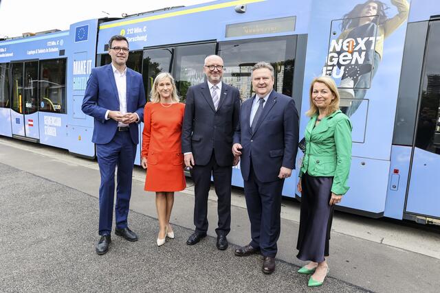 Gemeinsam mit Führungskräften der Wiener Linien sowie Wiener Stadtwerke und der Bildungsdirektion schickten Ludwig und Bogensberger (Mitte) die EU-beflaggte Bim am Freitag auf die Reise. | Foto: Vertretung der EU-Kommission in Österreich/APA-Fotoservice/Reither