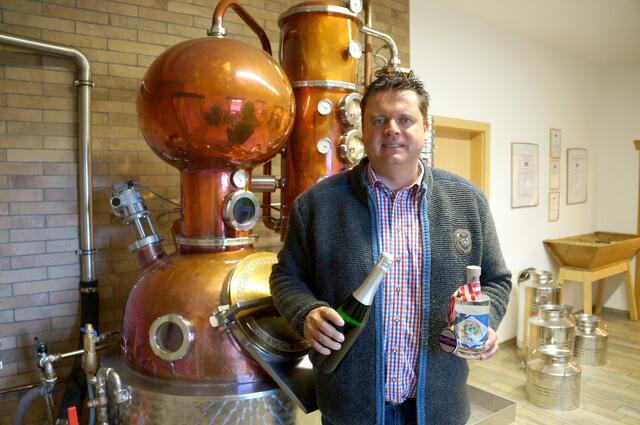 Edgar Wernbacher ist Unternehmer. Er betreibt in Mitterdorf seit Jahren ein Trachtenhaus samt Edelbrennerei, Schaf- und Ziegenzucht. | Foto: Koidl