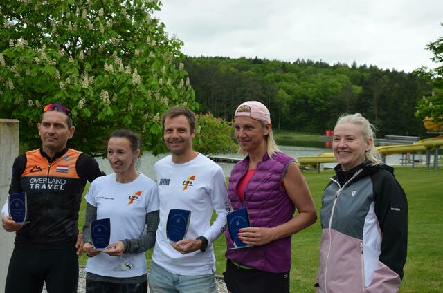 Die Erstplatzierten über 7,5 km, Willi Maroti (in 32:12), Nathalia Steiger-Rauth (in 34:03) sowie über 21 km Romed Raut (in 1:25:40) und Beatrix Bierbaum (in 2:13:25), mit Christina Wieser. | Foto: Norbert Janitsch