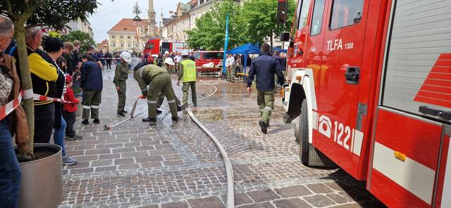 Am St. Veiter Hauptplatz kann man den St. Veiter Feuerwehrleuten über die Schulter schauen. | Foto: FF St. Veit