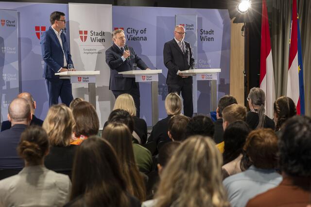 Die Schülerinnen und Schüler überlegten sich im Vorfeld Fragen.  | Foto: Stadt Wien / Bubu Dujmic