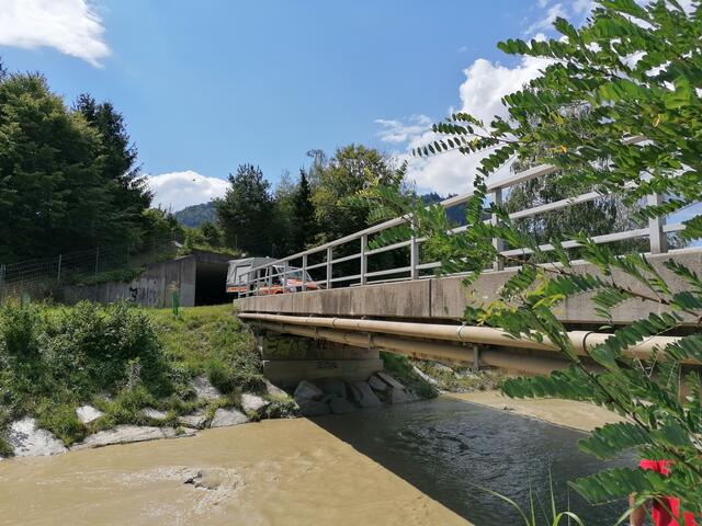 Die Brücke am Feldwiesenweg über den Treffner Bach wird mit vereinten Kräften saniert. | Foto: Stadt Villach