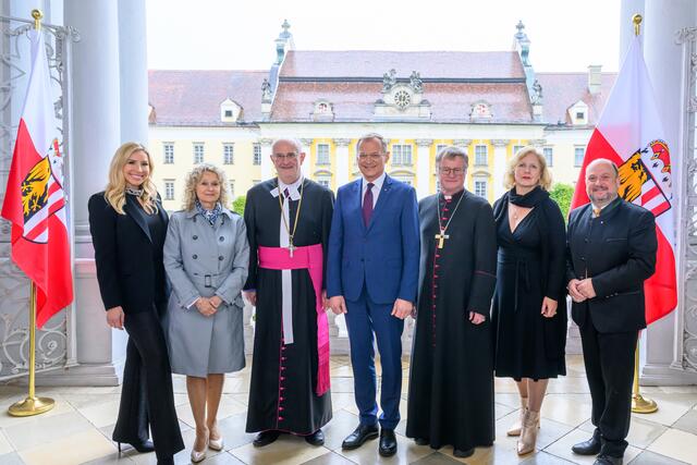 Moderatorin Nina Kraft, Charlotte Herman, Präsidentin der Israelitischen Kultusgemeinde Linz, Propst Johann Holzinger, Stift St. Florian, Landeshauptmann Thomas Stelzer, Bischof Manfred Scheuer, Katharina Hofmann, Schauspielerin am Landestheater Linz, Bernd Schützeneder, Bürgermeister von St. Florian. | Foto: Land OÖ/Werner Kerschbaummayr