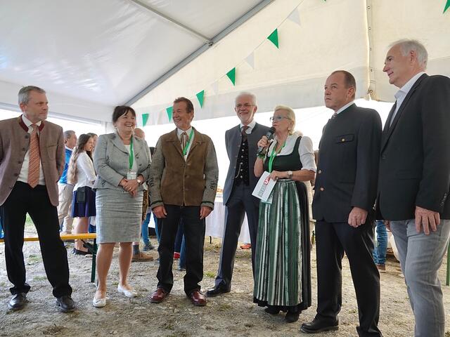 Die Eröffnung, von links: der St. Lambrechter Bürgermeister Mag. Sperl, Landtagspräsidentin Manuela Khom, Ing. Glettler, Mag. pharm. Dieter Gall, Moderatorin Ulli Glettler, Mag. Helmut Reidlinger, Reinhard Racz. 