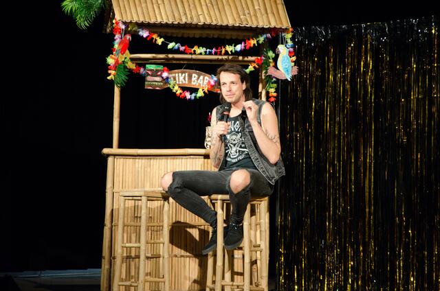 Sympathisch und humorvoll präsentierte sich Marco Pogo in Kirchberg.  | Foto: Schreibkraft Schweiger