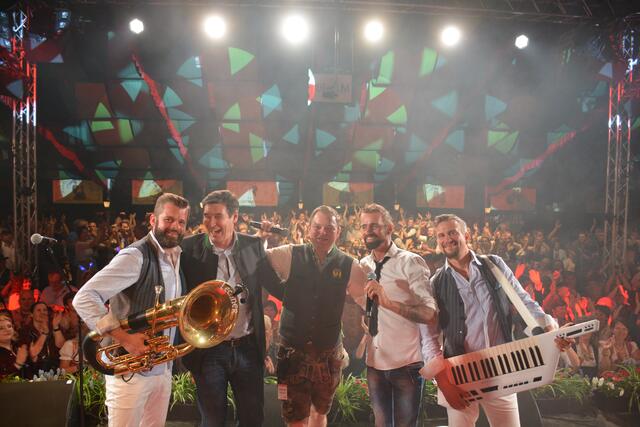 Martin Lechner (2.v.l., Geschäftsführer von Zillertal Bier) und Lukas Brunner (3.v.l., Radio U1 Tirol Moderator) genossen die Stimmung im Zillertal Bier Festzelt zusammen mit den Grubertalern und dem begeisterten Publikum.

 | Foto: Zillertal Bier