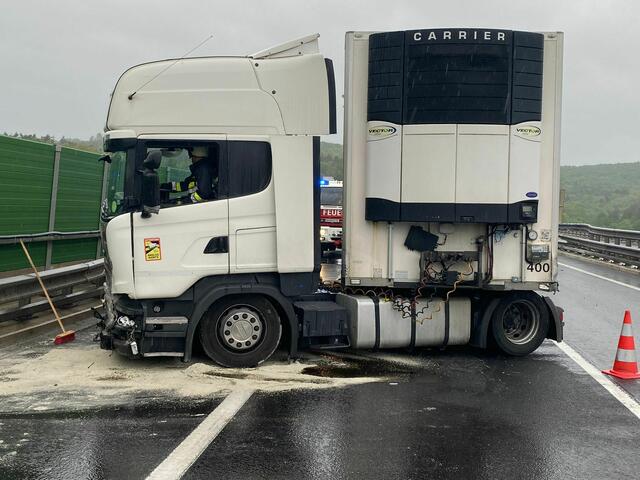 LKW Unfall auf der A21: Die Feuerwehr räumte auf. | Foto: FF Alland