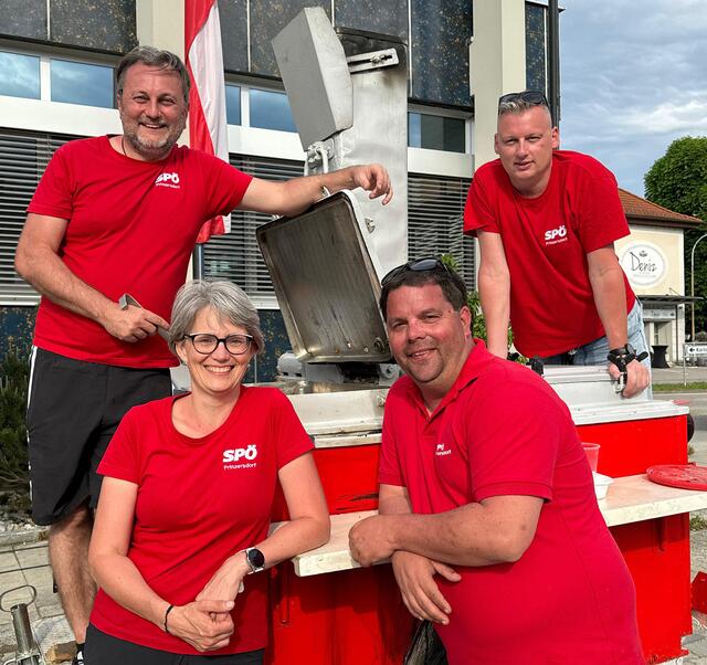 Die SPÖ-Gemeinderäte Martin Fuchsbauer, Anita Stieger, Christoph Zanghellini und Herbert Baumgartner sorgten gemeinsam mit dem Team der SPÖ Prinzersdorf für einen reibungslosen Ablauf und freuten sich über die gelungene Veranstaltung.
 | Foto: SPÖ Prinzersdorf