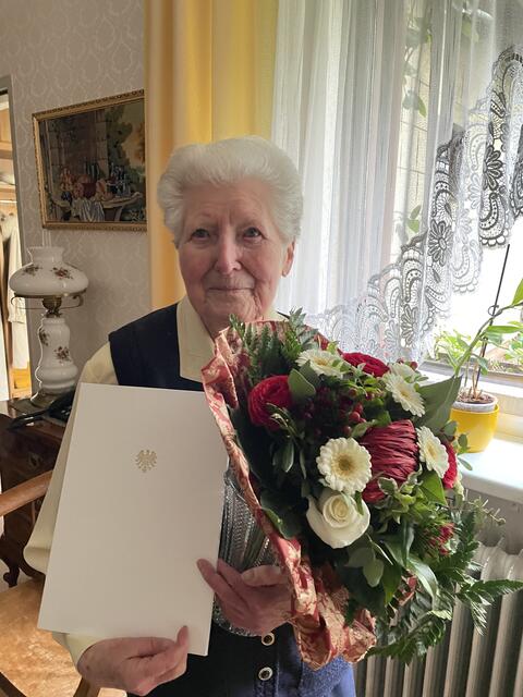 Zum 100. Geburtstag wurde Magaretha Mras die Ehrengabe der Stadt Wien übergeben. | Foto: BV 16
