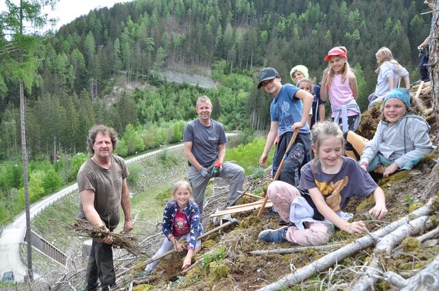 100 Laubbäume setzten die VolksschülerInnen im steilen Gelände am Såge-Eggele in Rietz.