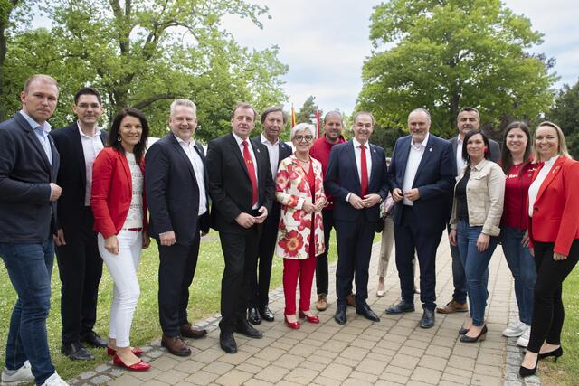 Regionalmanager Bgm. Fabio Halb, LA Christan Dax, Carina Pinzker, Bgm. Jürgen Schabhüttl, NR Christan Drobits, 3. LT-Präs. LA Kurt Maczek,  LA Doris Prohaska, Vizebgm. Daniel Karacsonyi, LR Leonhard Schneemann, LH Hans Peter Doskozil, Bgm. Martin Kramelhofer, Bezirksgeschäftsführerin Carmen Krutzler, Denise Kramelhofer, Vizebgm. Olivia Kaiser 

  | Foto: SPÖ