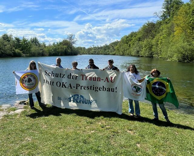Aktivistinnen und Aktivsten von damals und heute mit dem alten Protestbanner aus den frühen 90ern Jahren in Lambach.   | Foto: Rammerstorfer
