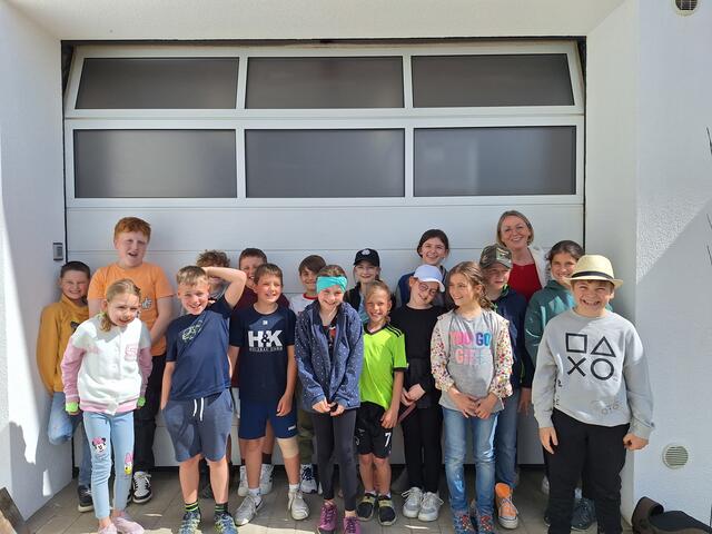 Die 3. und 4. Schulstufe in der Biobäckerei Hölzl.
Vlnr. hinten: Leon Beneder-Kaiser, Sebastian Grafeneder, Julian Lamberg, Simon Stadler, Jakob Blauensteiner, Lorena Rameder, Karoline Hohneder, Klassenlehrerin Karin Leister, Ines Blauensteiner
Vlnr vorne: Annalena Hackl, Jonas Rainer, Simon Neuwirt, Anna Trondl, Lorenz Dörfler, Isabella Bauer, Anna Müllner, Elias Fichtinger und Erich Hackl | Foto: WKL
