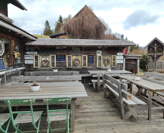drinnen und draußen ist es gemütlich zu sitzen... | Foto: I.Wozonig