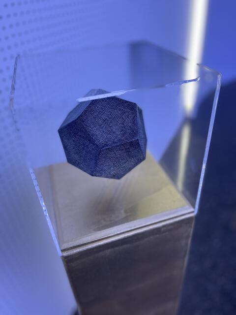 DORFER HANNES
PLATONISCHER KÖRPER IV
Tuschezeichnung auf Papierobjekt/2024
Preis: Inkl. Sockel/Acrylglashaube: 1000 € | Foto: Josef Goldhofer