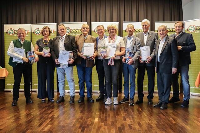 Josef Pühringer und Landesgeschäftsführer Franz Ebner gratulierten den anwesenden Obleuten und Ehrengästen aus den Ortsgruppen. | Foto: OÖ Seniorenbund
