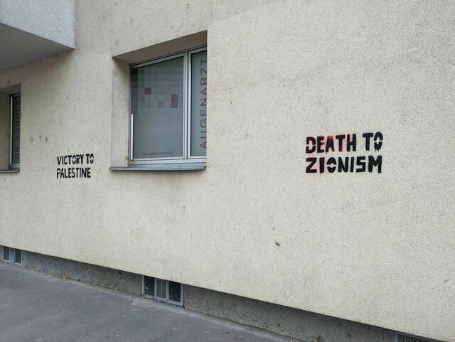 Antisemitische Sprüche fanden sich Donnerstagmorgen an mehreren Häusern in der Leopoldstadt. | Foto: zVg