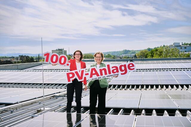 ÖBB CFO Manuela Waldner und Klimaschutzministerin  Leonore Gewessler und auf dem Parkdeck in Amstetten. | Foto:  ÖBB/Atzgerei