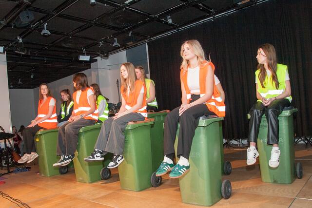 Die 7a Klasse mit Mülltonen als Rhythmikinstrument. | Foto: BORG