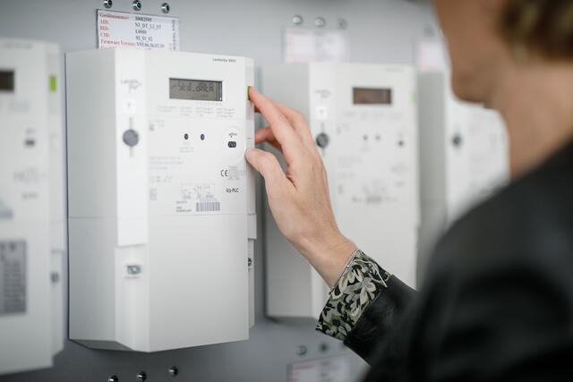 Smartmeter, die neuen Strommessgeräte, sind bis 2022 deutlich langsamer installiert worden, als ursprünglich versprochen wurde. So hatte sich Österreich das Ziel gesetzt, dass 2019 insgesamt 95 Prozent aller Stromzähler "intelligente" Messgeräte sein sollen – mit Ende 2022 waren hierzulande aber erst 68 Prozent aller Smart Meter ausgerollt. | Foto: Maria Hollunder